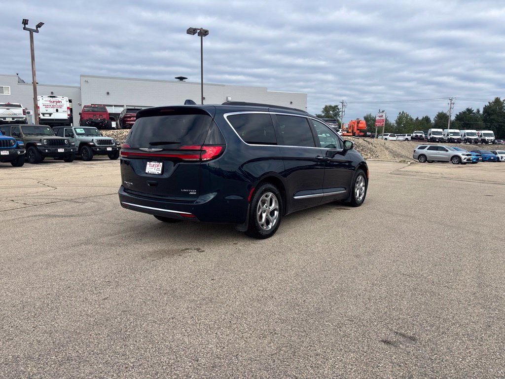 Used 2022 Chrysler Pacifica Limited AWD/4WD image 5