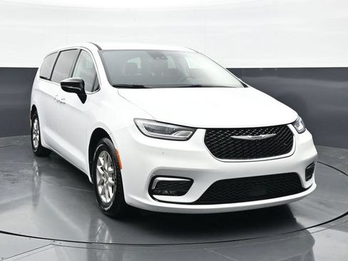 Used 2024 Chrysler Pacifica Touring-L FWD image 4