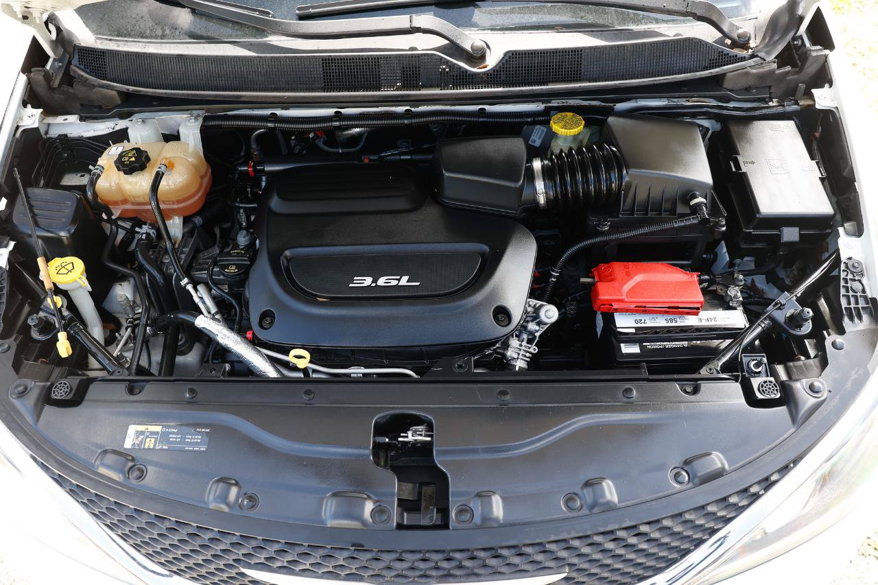 Used 2018 Chrysler Pacifica Touring-L FWD image 18