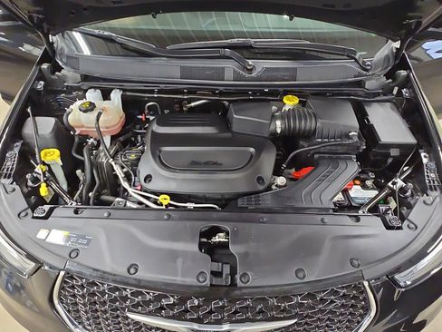Certified 2023 Chrysler Pacifica Touring-L FWD image 32