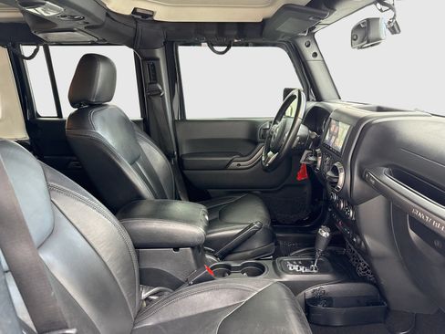 Used 2018 Jeep Wrangler Unlimited Sahara AWD/4WD image 41