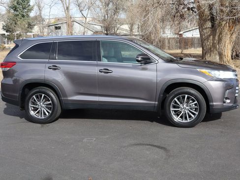 Used 2019 Toyota Highlander XLE image 3