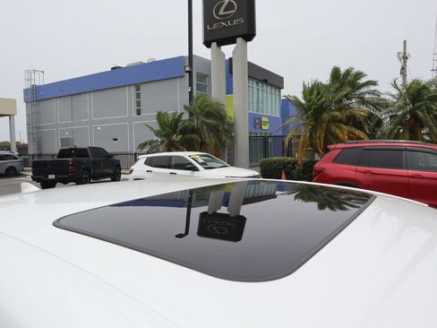 Used 2023 Lexus ES 300h w/ Premium Package FWD image 16