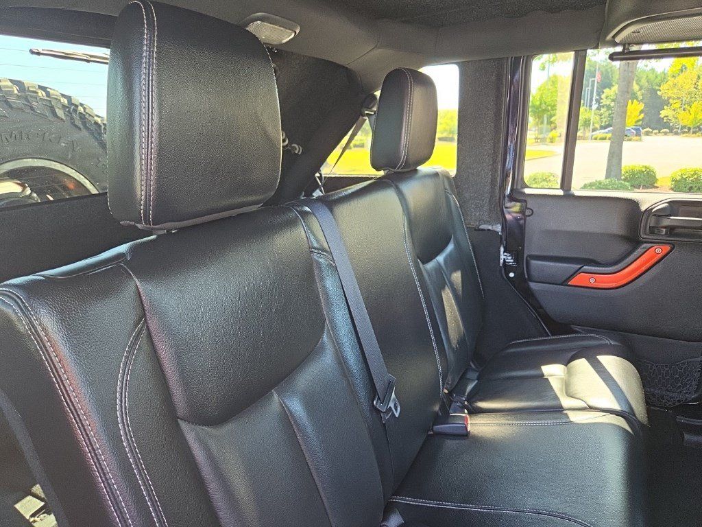 Used 2015 Jeep Wrangler Unlimited Rubicon w/ Connectivity Group AWD/4WD image 52
