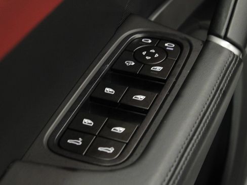 Certified 2025 Porsche Cayenne AWD/4WD image 19
