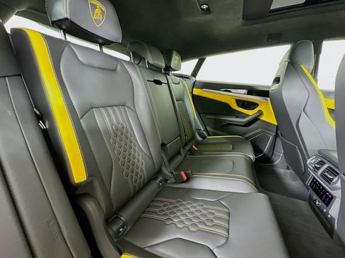 Used 2025 Lamborghini Urus SE AWD/4WD image 37