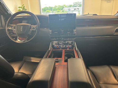 Certified 2024 Lincoln Navigator Premiere AWD/4WD image 8