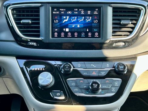 Used 2020 Chrysler Pacifica Touring-L image 23