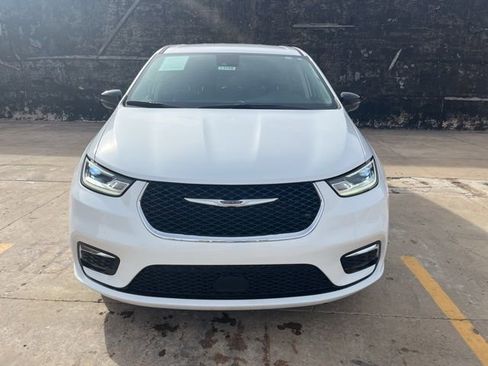 Used 2024 Chrysler Pacifica Touring-L image 2