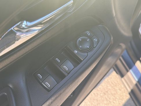 Used 2019 Chevrolet Equinox Premier image 16