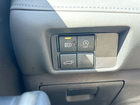 Used 2024 Toyota Highlander XLE FWD image 14