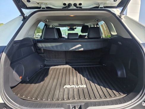 Used 2021 Toyota RAV4 XLE Premium image 6