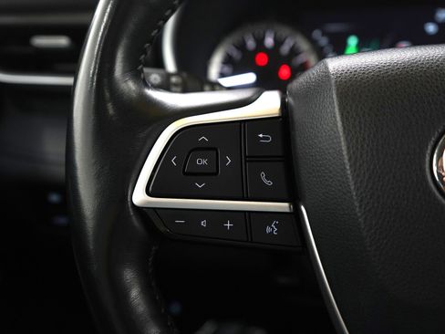 Used 2023 Toyota Highlander XLE image 28