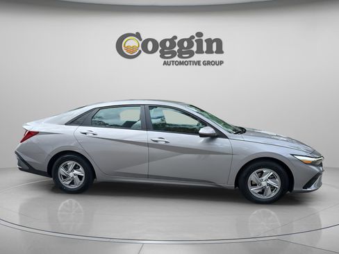 Certified 2024 Hyundai Elantra SE image 7