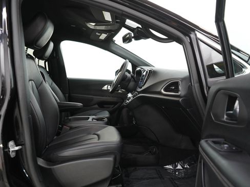 Used 2025 Chrysler Pacifica Select FWD image 11