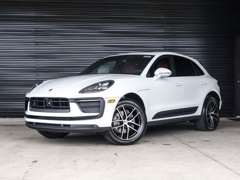 Certified 2025 Porsche Macan image 1
