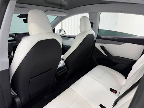 Used 2026 Tesla Model Y Long Range image 16