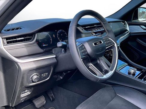 Used 2023 Jeep Grand Cherokee Altitude image 19