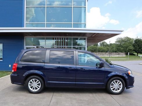 Used 2014 Dodge Grand Caravan SXT w/ Rear Park Assist Package FWD image 2