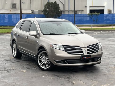 Used 2019 Lincoln MKT AWD image 3