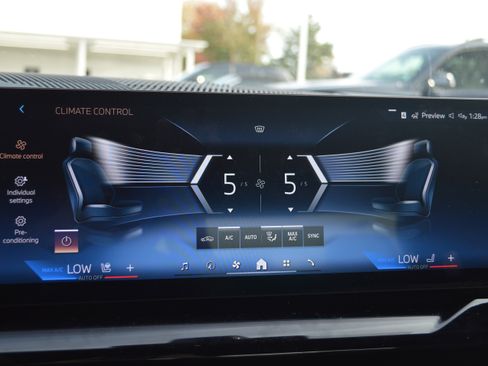 Used 2025 BMW 530i xDrive w/ Premium Package image 21