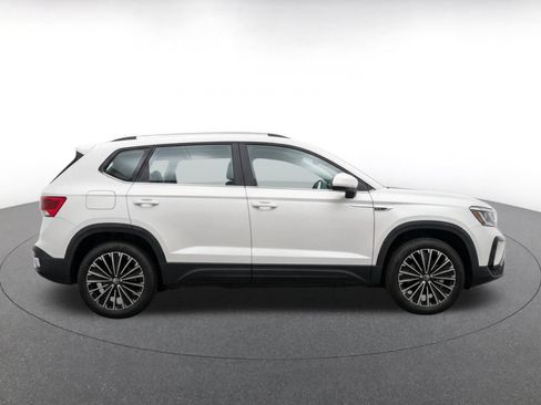 Used 2026 Volkswagen Taos SE FWD image 9