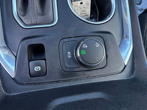 Used 2020 Chevrolet Traverse LT image 29