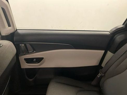 Used 2023 Kia Carnival LX FWD image 28