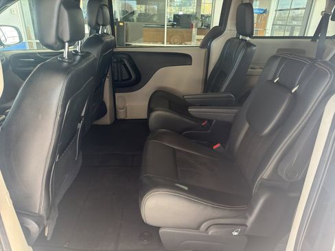Used 2019 Dodge Grand Caravan SXT image 11