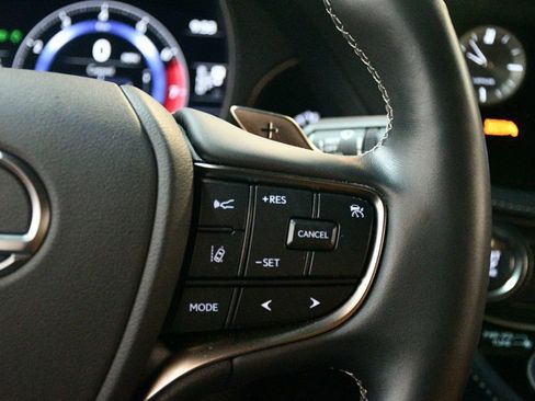 Used 2023 Lexus LS 500 w/ Accessory Package (Z2) image 43