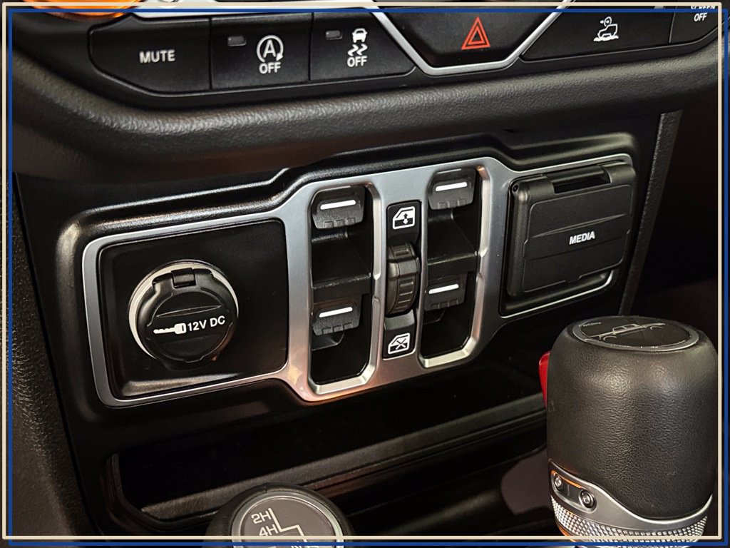 Certified 2025 Jeep Gladiator Sport AWD/4WD image 32