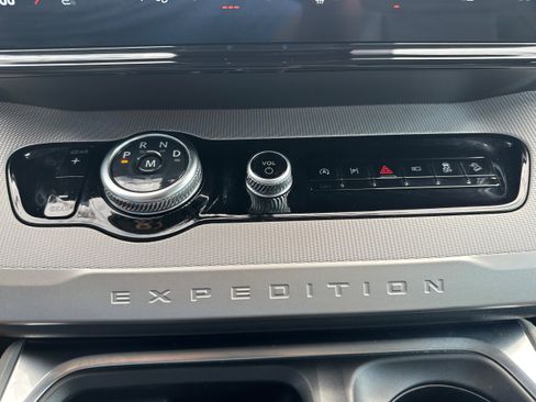 Used 2025 Ford Expedition Active AWD/4WD image 18