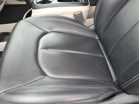 Used 2024 Chrysler Pacifica Touring-L FWD image 15