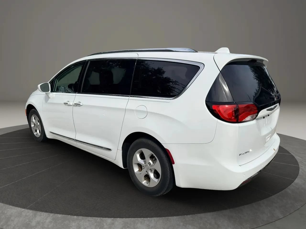 Used 2017 Chrysler Pacifica Touring-L Plus FWD image 3