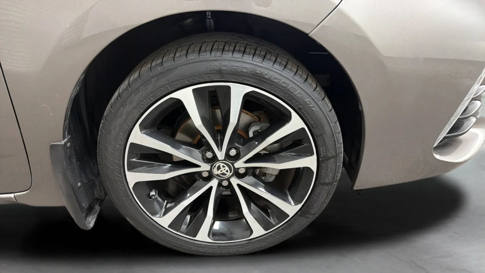 Used 2017 Toyota Corolla SE w/ Carpet Mat Package (TMS) FWD image 25