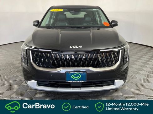 Used 2025 Kia Carnival FWD image 3