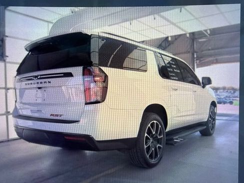 Used 2021 Chevrolet Suburban RST w/ Luxury Package RWD image 3