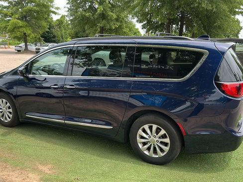 Used 2017 Chrysler Pacifica Touring-L FWD image 4