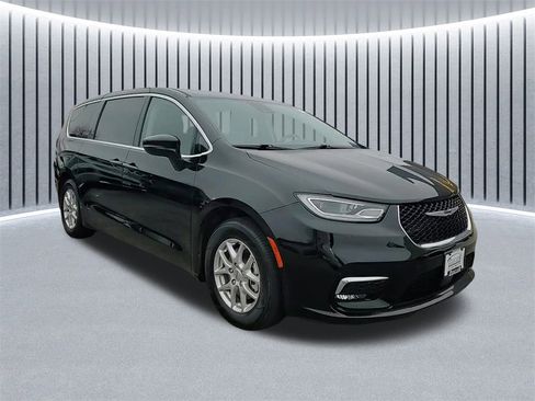 Used 2024 Chrysler Pacifica Touring-L image 1