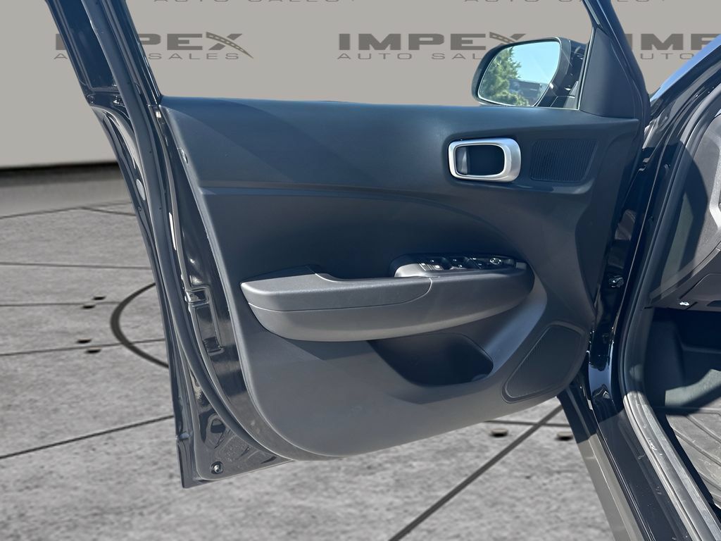 Used 2024 Hyundai Venue SEL FWD image 21