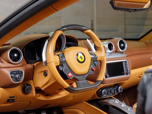 Used 2015 Ferrari California T RWD image 17