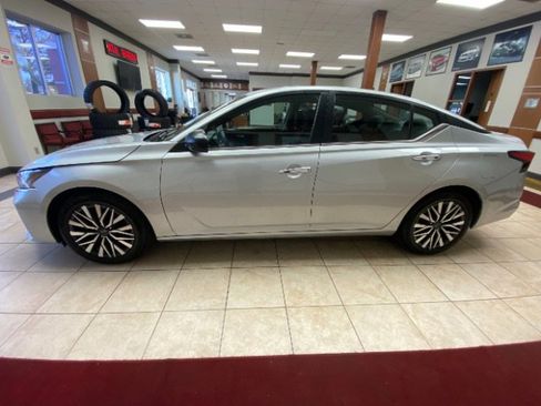 Used 2024 Nissan Altima 2.5 SV image 2