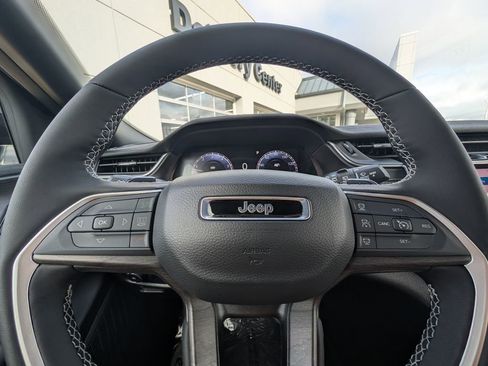 New 2025 Jeep Grand Cherokee Limited image 18