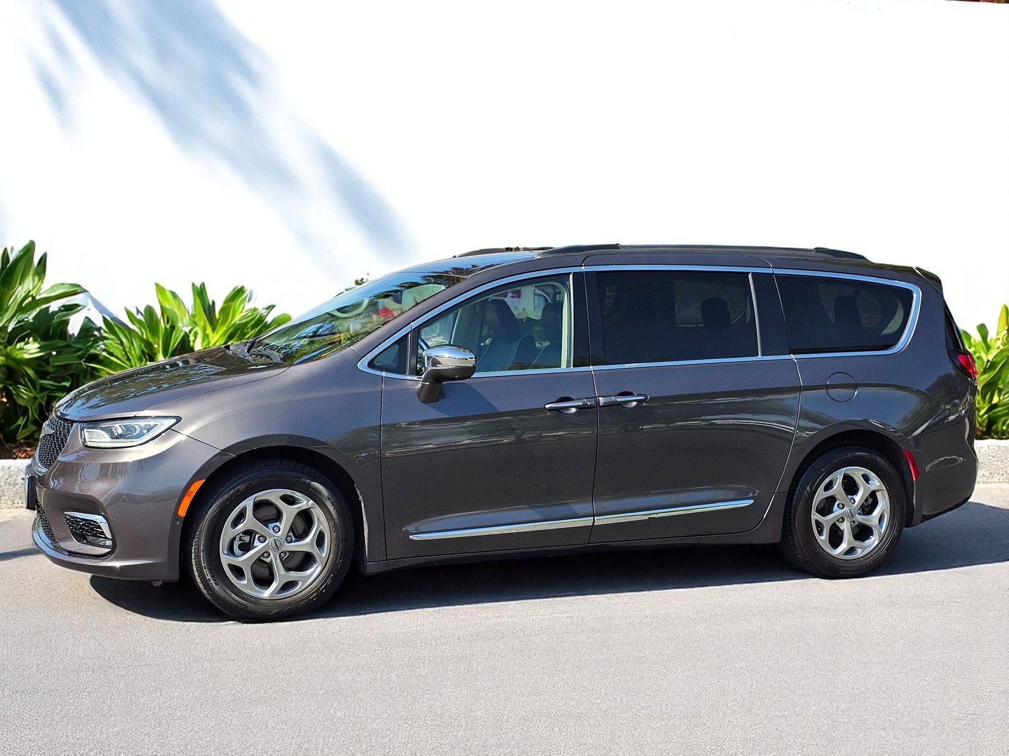 Used 2022 Chrysler Pacifica Limited FWD image 9