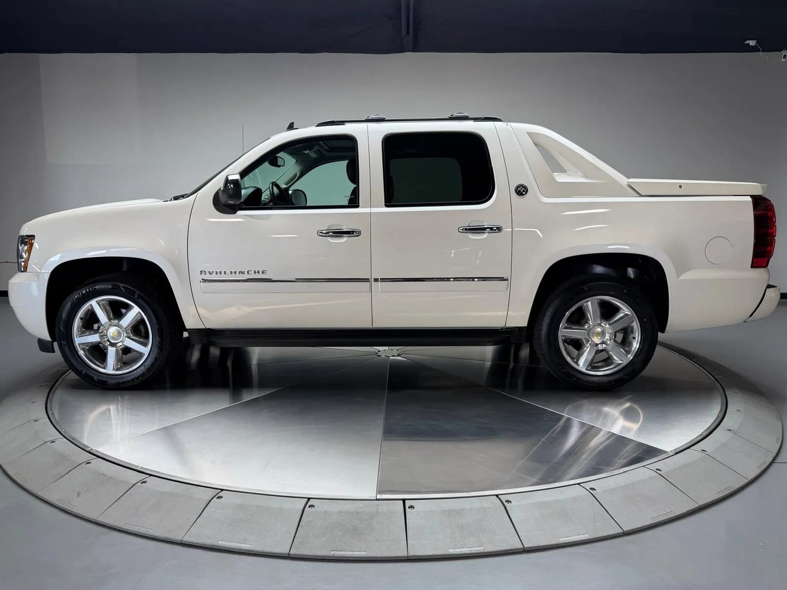Used 2013 Chevrolet Avalanche LTZ RWD image 4