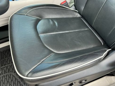 Used 2024 Chrysler Pacifica Limited FWD image 14