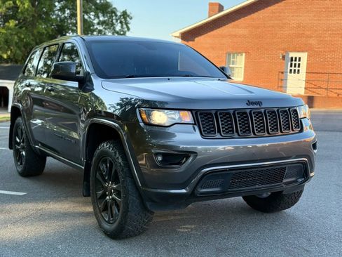 Used 2018 Jeep Grand Cherokee Altitude AWD/4WD image 8
