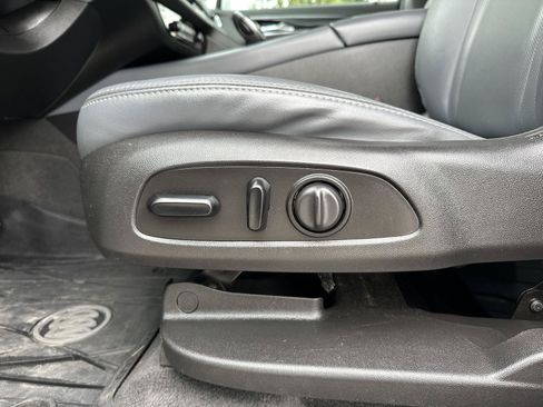 Used 2019 Buick Enclave Essence FWD image 17