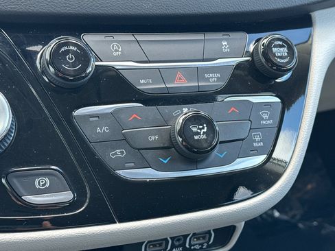 Used 2024 Chrysler Voyager LX image 23