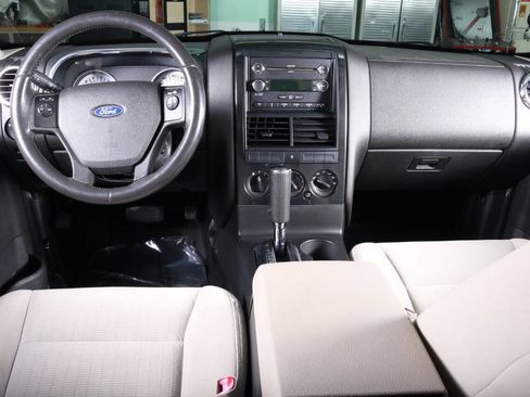 Used 2008 Ford Explorer Sport Trac XLT image 2